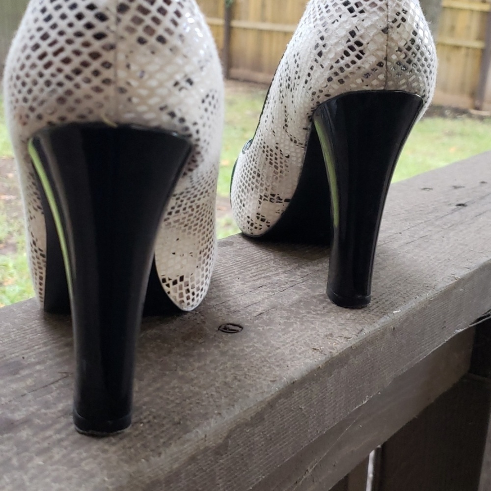 White House Black Market shoes. Peep. Snake. Black size 6.5 - Picture 4 of 8
